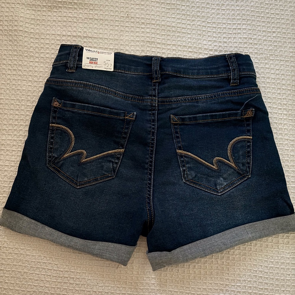 Womens Wallflower Shorts 15$